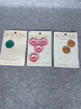 le chic Vintage Assorted Sewing Buttons in Teal, Pink, and Amber